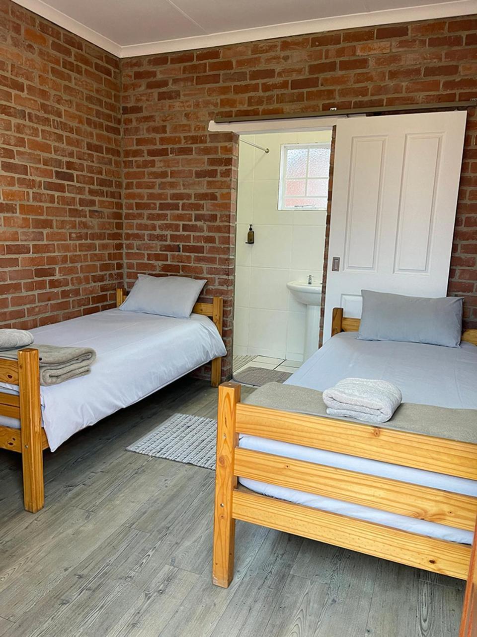 Village Lodge Гаррисмит Экстерьер фото