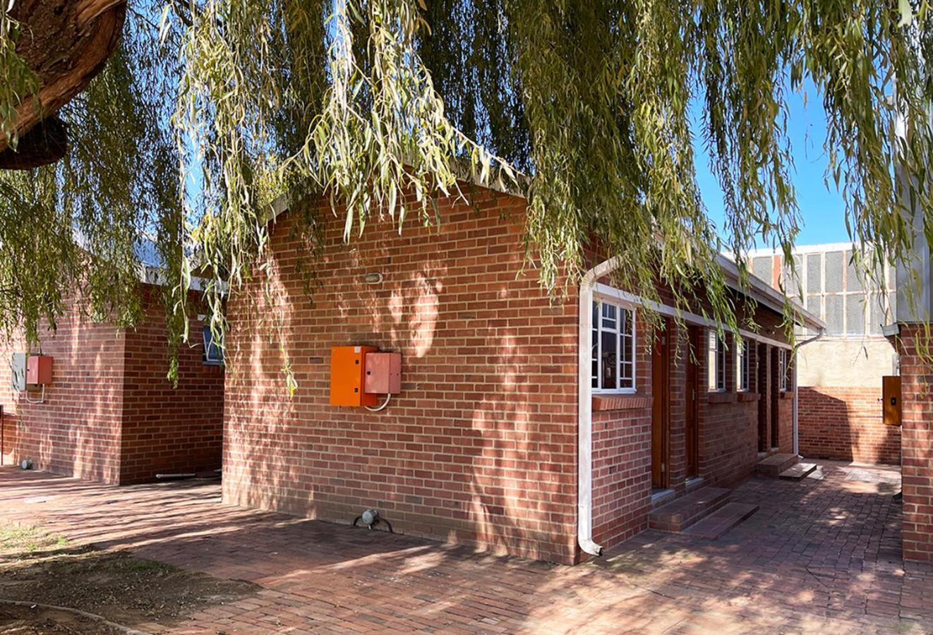 Village Lodge Гаррисмит Экстерьер фото