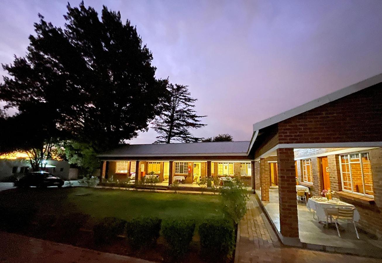 Village Lodge Гаррисмит Экстерьер фото