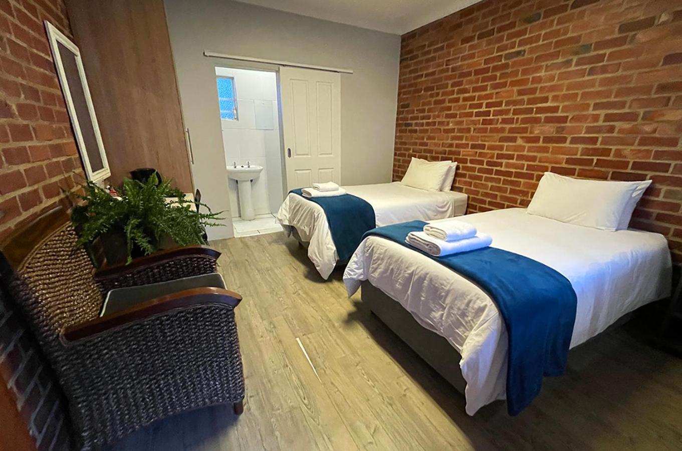Village Lodge Гаррисмит Экстерьер фото